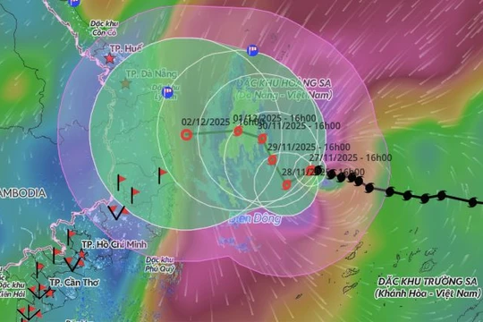 Bão số 15 đổi hướng trên Biển Đông, cảnh báo vùng biển nguy hiểm