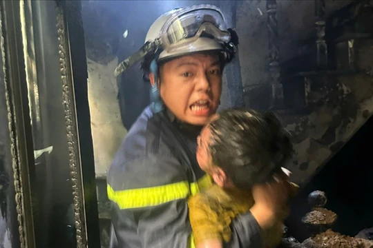 Cháy nhà trong ngõ sâu ở Hà Nội, 3 cháu nhỏ được giải cứu kịp thời