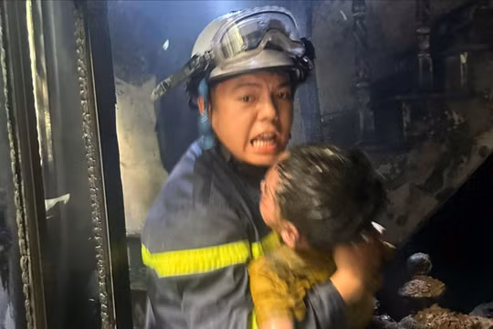 Cháy nhà trong ngõ sâu ở Hà Nội, 3 cháu nhỏ được giải cứu kịp thời