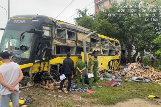 Lật xe khách giường nằm, 9 người tử vong, 15 người bị thương