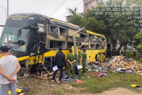 Lật xe khách giường nằm, 9 người tử vong, 15 người bị thương