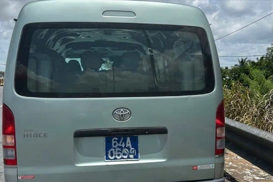 Bị người dân quay clip phản ánh tới Cục trưởng CSGT, tài xế xe biển xanh đi sai làn bị xử phạt