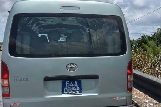 Bị người dân quay clip phản ánh tới Cục trưởng CSGT, tài xế xe biển xanh đi sai làn bị xử phạt