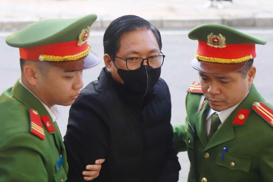 Đại gia Nguyễn Cao Trí được dìu vào phiên tòa vụ án Sài Gòn Đại Ninh