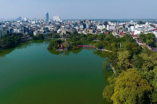 Vì sao Hà Nội thí điểm cấm ô tô trên 16 chỗ vào phố cổ và Hồ Gươm?