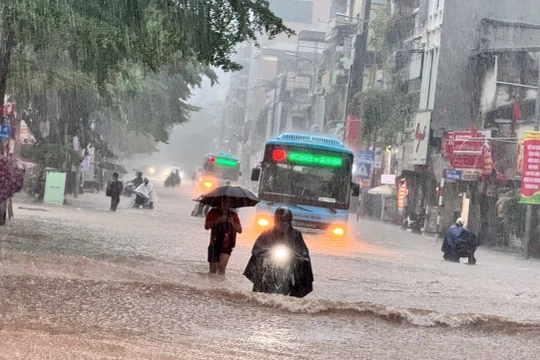 Hà Nội khuyến khích người dân làm việc trực tuyến, cho học sinh nghỉ học để ứng phó bão số 11 