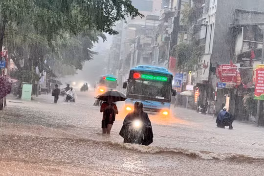 Hà Nội khuyến khích người dân làm việc trực tuyến, cho học sinh nghỉ học để ứng phó bão số 11 