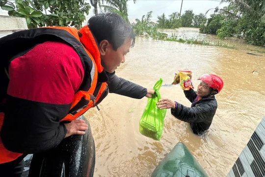 90 người chết do mưa lũ, hơn 185.000 ngôi nhà bị ngập sâu