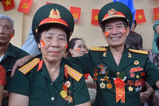 Đi xem tập luyện diễu binh, cựu chiến binh 73 tuổi xúc động nhớ về đồng đội đã ngã xuống