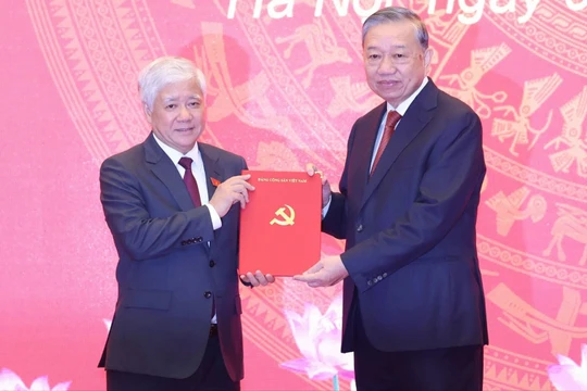 Ông Đỗ Văn Chiến làm Phó bí thư Thường trực Đảng ủy Quốc hội