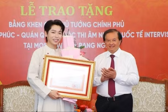 Ca sĩ Đức Phúc nhận bằng khen của Thủ tướng