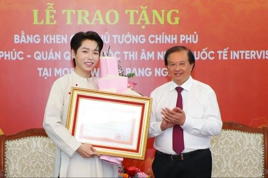 Ca sĩ Đức Phúc nhận bằng khen của Thủ tướng