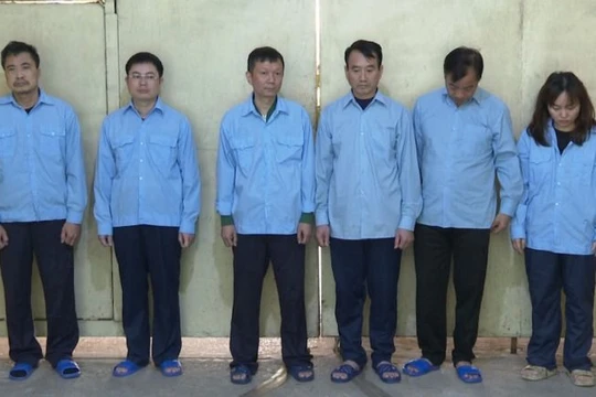 Hà Nội: Bắt khẩn cấp 2 Chủ tịch phường và 4 cán bộ nhận hối lộ gần 1 tỷ đồng