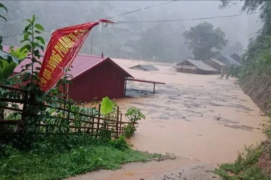 Sẵn sàng máy bay cứu trợ người dân vùng lũ bị cô lập