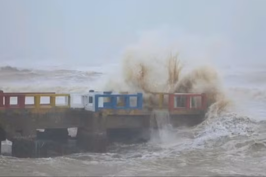 Bão Bualoi giật cấp 15, đổ bộ rạng sáng 29/9, sóng biển cực mạnh