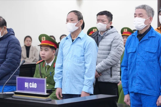 Cựu Chủ tịch Nhà xuất bản Giáo dục hầu tòa, nữ chủ tịch đưa hối lộ xin xét xử vắng mặt