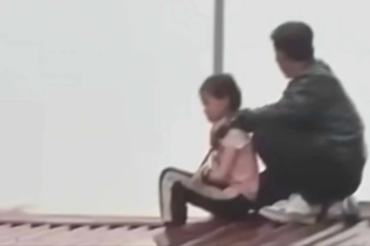 Vụ bé gái 9 tuổi bị kẻ ngáo đá khống chế: Ông nội kể lại 4h kinh hoàng