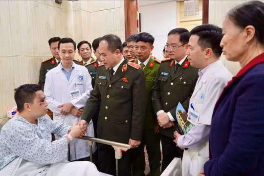 Giám đốc Công an Hà Nội Nguyễn Thanh Tùng thăm thiếu tá trấn áp tội phạm bị thương