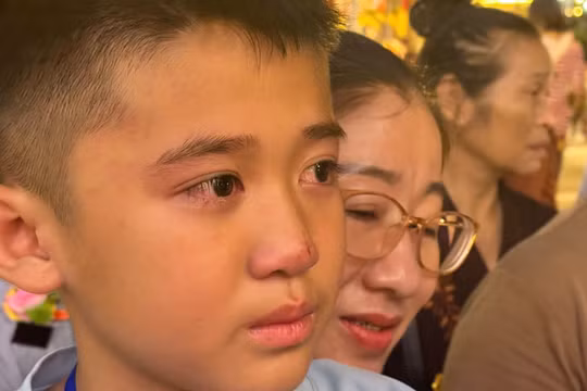 Xúc động lễ Vu Lan: Cậu bé 10 tuổi bật khóc xin lỗi mẹ, người lớn lặng lẽ lau nước mắt