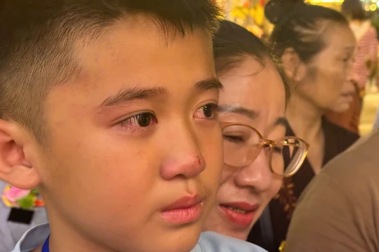 Xúc động lễ Vu Lan: Cậu bé 10 tuổi bật khóc xin lỗi mẹ, người lớn lặng lẽ lau nước mắt