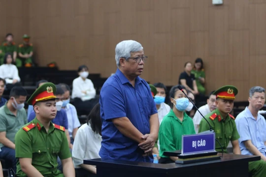  Phong bì nửa tỷ đồng trong túi hoa quả tặng sinh nhật cựu tổng cục trưởng