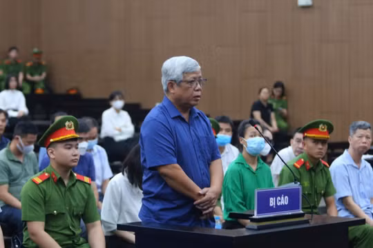  Phong bì nửa tỷ đồng trong túi hoa quả tặng sinh nhật cựu tổng cục trưởng