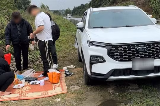 Dừng xe trải chiếu cho gia đình ăn cơm trên cao tốc Nội Bài - Lào Cai, tài xế bị phạt nặng 