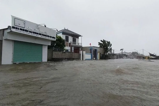 Bão số 5 - Kajiki đổ bộ Nghệ An - Hà Tĩnh, gây nhiều thiệt hại về người và tài sản