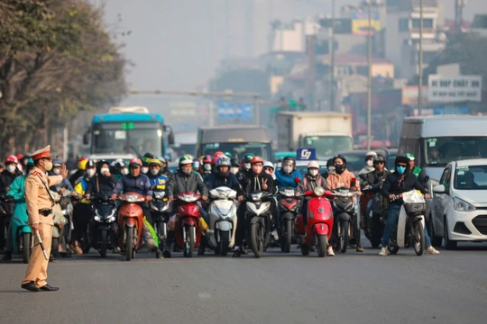 Đường Hà Nội khác lạ trong ngày đầu Nghị định 168 có hiệu lực