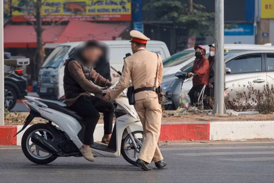 Gần 700 trường hợp vượt đèn đỏ bị phạt qua 2 ngày thực thi Nghị định 168