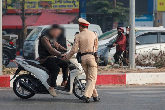 Gần 700 trường hợp vượt đèn đỏ bị phạt qua 2 ngày thực thi Nghị định 168