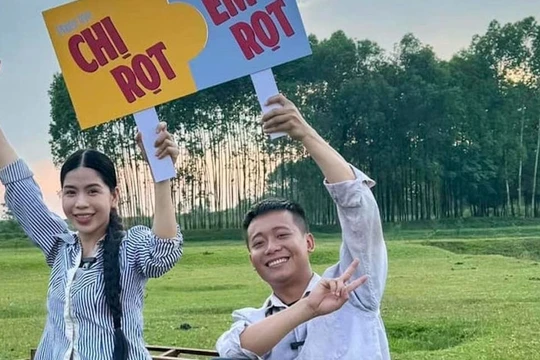 Quang Linh Vlog, Hằng Du Mục bị cơ quan điều tra khởi tố vì tội lừa dối khách hàng.