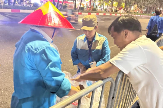 Khí thế rợp trời ngày 2/9: Từ tiếng reo vang đến những bàn tay thầm lặng giữ sạch phố phường