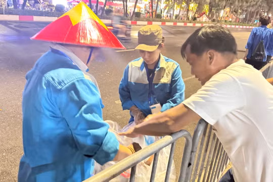 Khí thế rợp trời ngày 2/9: Từ tiếng reo vang đến những bàn tay thầm lặng giữ sạch phố phường