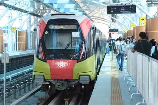 Hà Nội: Đường sắt trên cao chạy đến rạng sáng giao thừa Tết Ất Tỵ