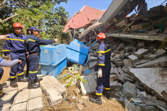 Cảnh sát Việt Nam tìm 2 nạn nhân mắc kẹt trong ngôi nhà bị sập sau động đất ở Myanmar