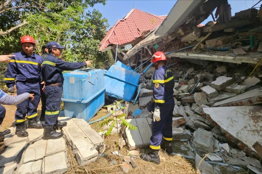 Cảnh sát Việt Nam tìm 2 nạn nhân mắc kẹt trong ngôi nhà bị sập sau động đất ở Myanmar
