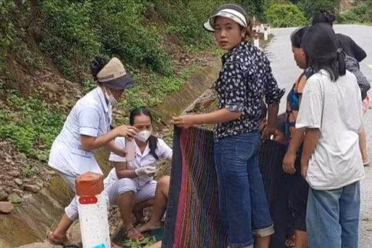 Nữ y sĩ đỡ đẻ cho sản phụ vùng lũ sinh con trên đường: “Cháu bé cất tiếng khóc, chúng tôi thở phào”