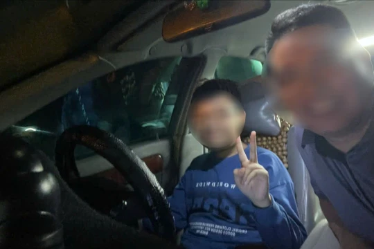 Khoe cảnh cho con trai 12 tuổi cầm vô lăng ô tô, ông bố trần tình sự thật