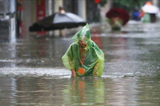 Hà Nội ra thông báo khẩn, điều chỉnh lịch học sau diễn biến mới của bão số 11