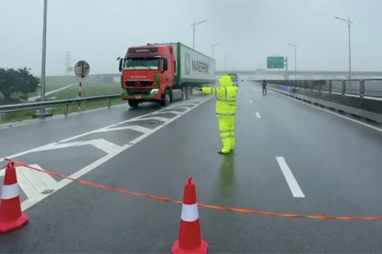 Bão số 5 - Kajiki áp sát Nghệ An - Hà Tĩnh, Cục CSGT cấm đường cao tốc đoạn qua tỉnh Nghệ An