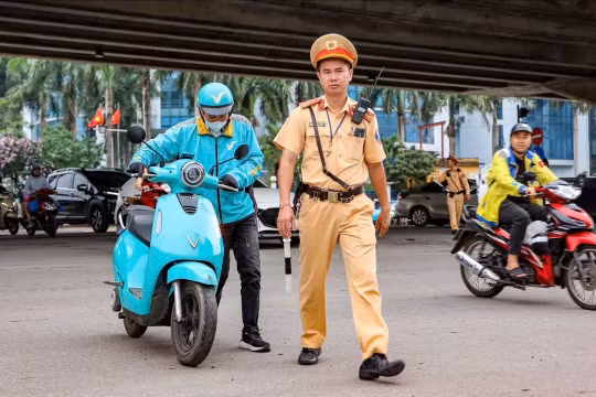 Hàng nghìn shipper, tài xế xe công nghệ vi phạm giao thông bị CSGT xử lý trong 1 tháng