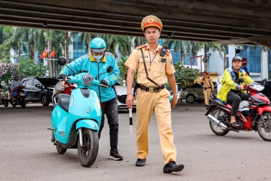 Hàng nghìn shipper, tài xế xe công nghệ vi phạm giao thông bị CSGT xử lý trong 1 tháng
