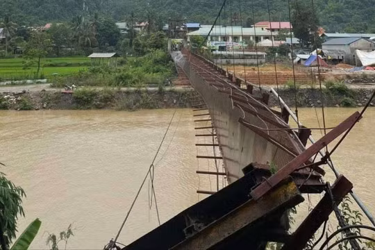 Cầu treo bị đứt cáp, ô tô chở cán bộ đi chống bão rơi xuống sông, 3 người được cứu
