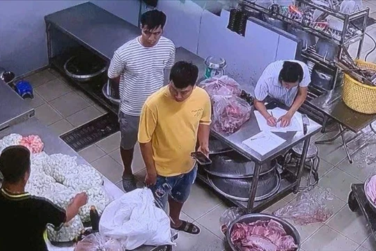 Hà Nội yêu cầu làm rõ vụ thịt, trứng bốc mùi vào bếp ăn trường học