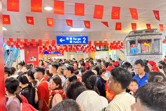 Nhà ga, tàu điện trên cao đông nghịt khách sau buổi tổng duyệt diễu binh 2/9 ở Hà Nội