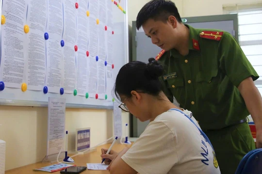 Người dân Hà Nội, TP.HCM xếp hàng cấp đổi GPLX: Cục CSGT và Cục Đường bộ Việt Nam nói gì?