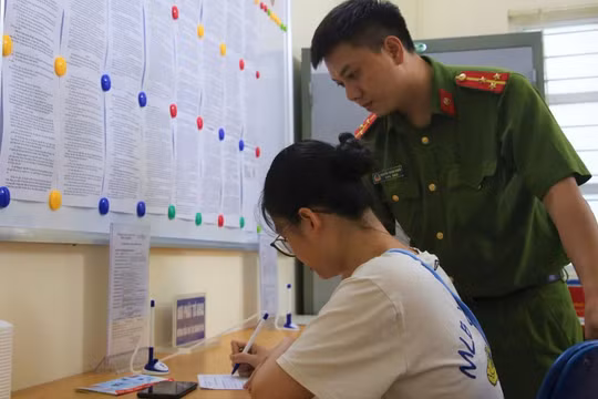 Người dân Hà Nội, TP.HCM xếp hàng cấp đổi GPLX: Cục CSGT và Cục Đường bộ Việt Nam nói gì?