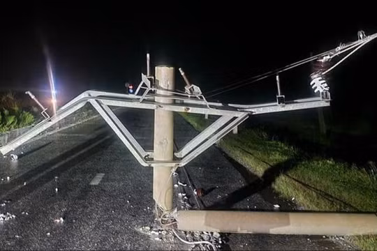 Bão số 10 hoành hành ở Nghệ An - Hà Tĩnh, mưa lớn diện rộng