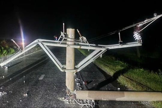 Bão số 10 hoành hành ở Nghệ An - Hà Tĩnh, mưa lớn diện rộng